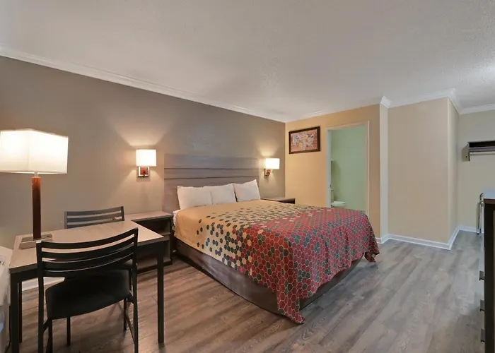 Hotel near College: Econo Lodge Woodland Near I-5