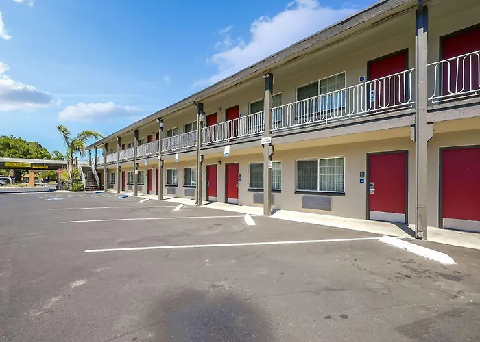 Hotel near College: Econo Lodge Woodland Near I-5