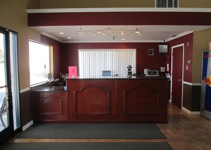 Pet Friendly hotel: Valley Oaks Inn Woodland